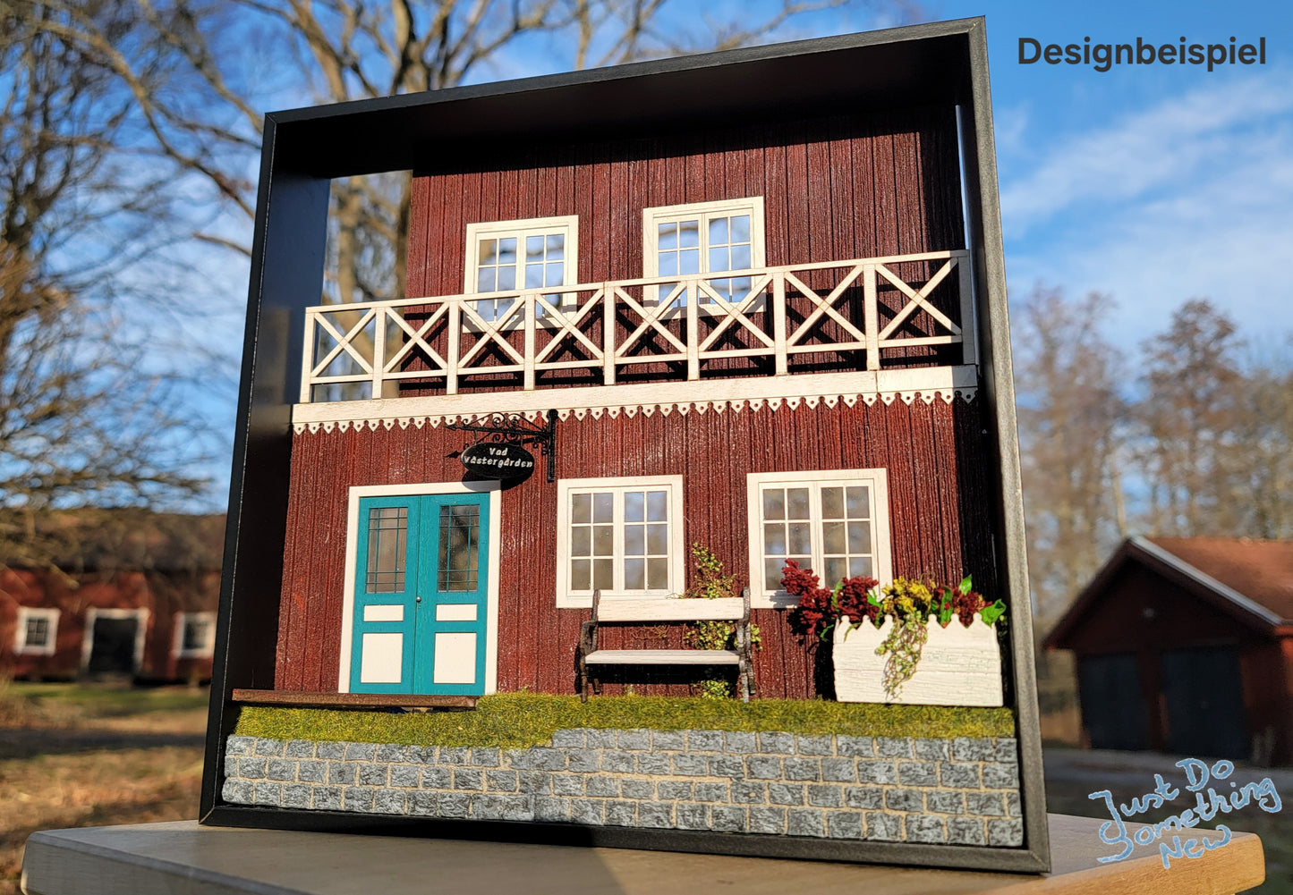 Lasse mit dem Materialpaket Deiner Fantasie freien Lauf und gestalte Dir Dein eigenes Stück Schweden für Dein Zuhause. - Designbeispiel mit einer schwedischen Haustür, Fenstern und einer romantischen Bank.