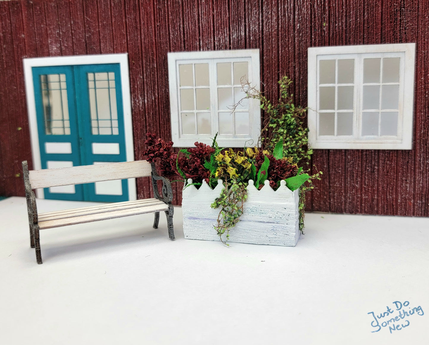 Typisch schwedisch – Set: Tür mit vier Fenstern und Bank – 1:32 oder 1:87