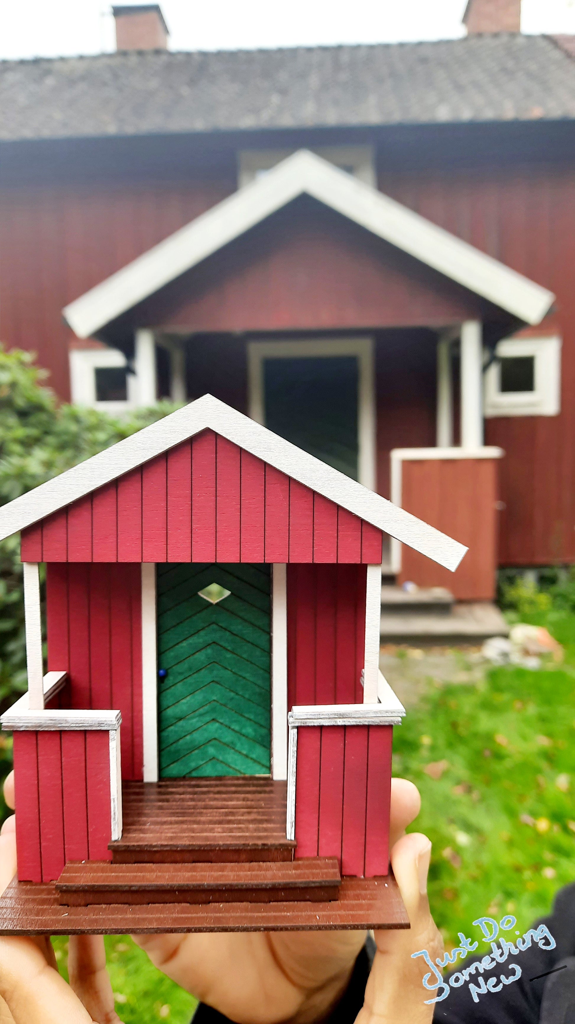 Die typisch schwedische Wichteltür für Deinen Wichtel. Eine wundervolle skandinavische Tradition. Original und Modell auf einem Bild.