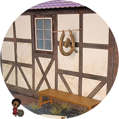 Ein Hufeisen_Schild, das im Wind schwingt. Ein BewegtBauen-Bausatz
