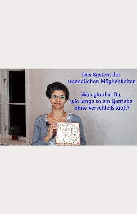 Holzzahnräder Verschleiß - Dipl.-Ing. Angela Polyzoides hält ein Planetengetriebe in der Hand. 