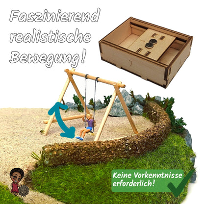 Spielplatz-Diorama mit einem Schaukelgerüst - mit BewegtBauen Schaukel-Bausatz - in dem der kleine Jonas (1zu87) schaukelt.