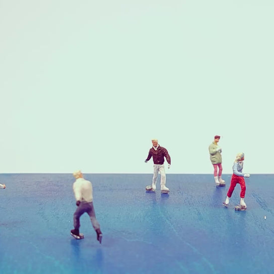 Die Eisläufer ein BewegtBauen Lasercut Bausatz für eine lebendige Miniaturwelt!