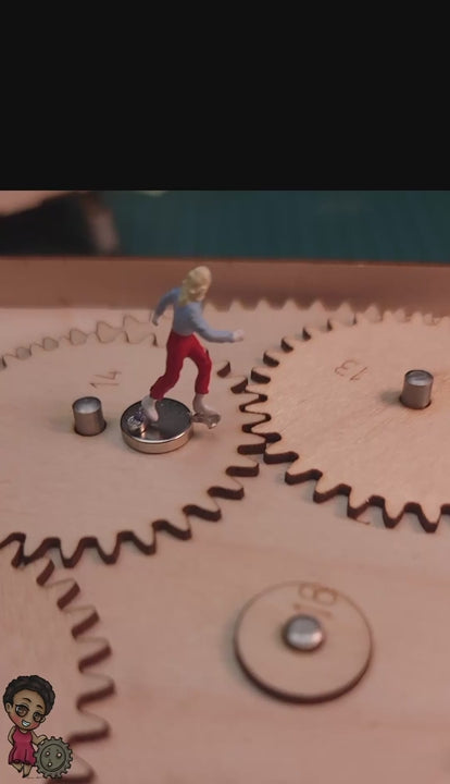 Eislauf-Getriebe-Bausatz - Die Figuren bewegen sich durch Magnetkraft auf dem Planetengetriebe. Hier ohne Bodenplatte, im Normalbetrieb mit Bodenplatte. 