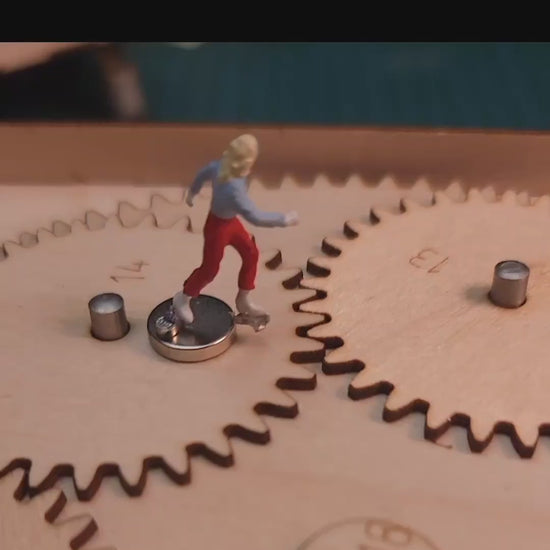 Ein BewegtBauen Bausatz, mit dem Eisläufer auf dem See lebendig werden.