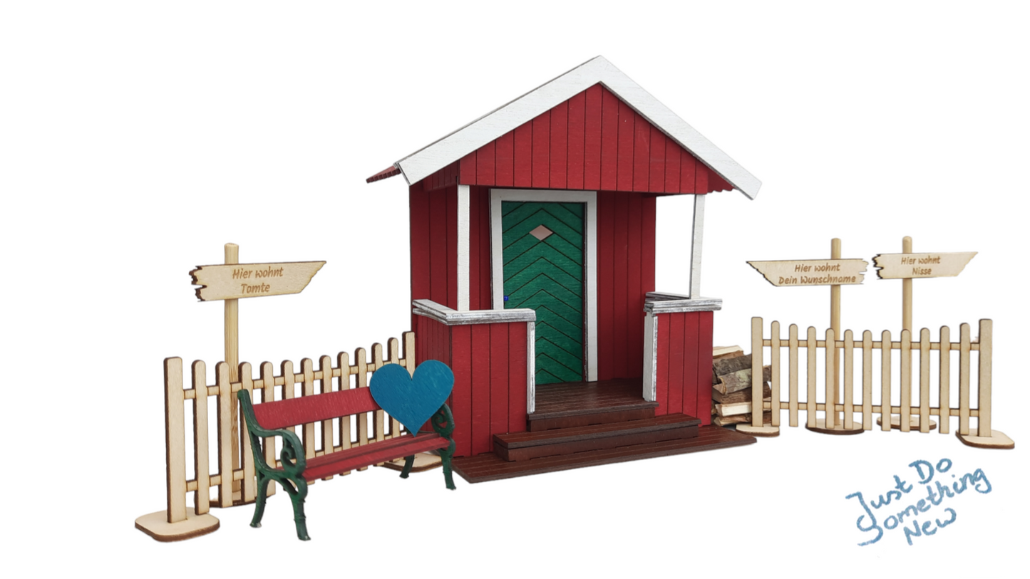 Die typisch schwedische Haustür für Deinen Wichtel. Inkl. personalisierbarer Wegweiser, Zaun und Bank. Eine Wichteltür nach unserer Originaltür.