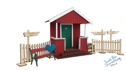 Die typisch schwedische Haustür für Deinen Wichtel. Inkl. personalisierbarer Wegweiser, Zaun und Bank. Eine Wichteltür nach unserer Originaltür.